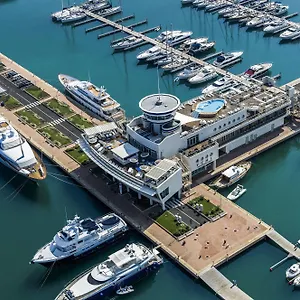 yacht-club-marina-di-loano.hotelitalianriviera.com/
